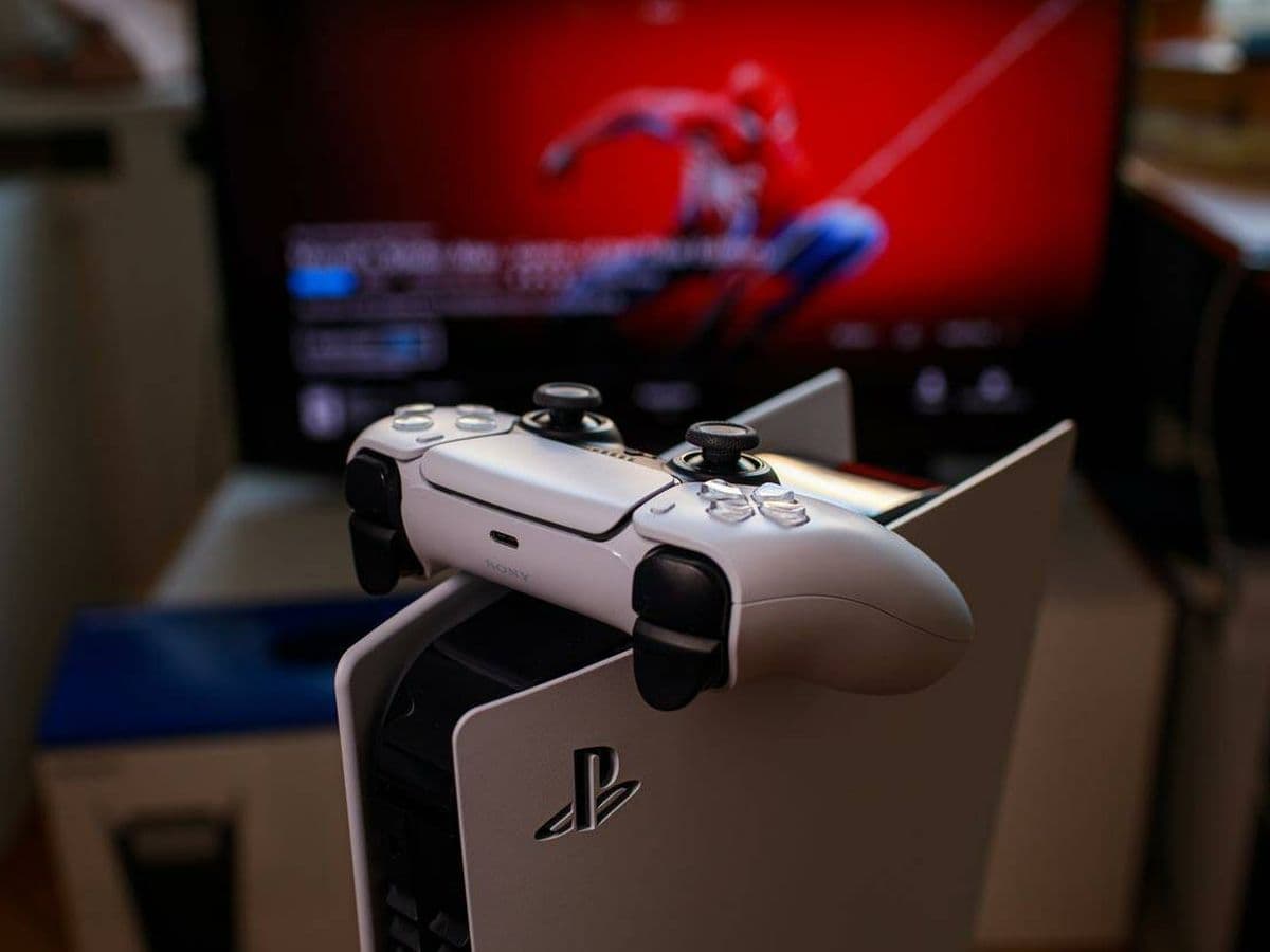 Octubre convierte PS5 en una batalla por nuestro tiempo