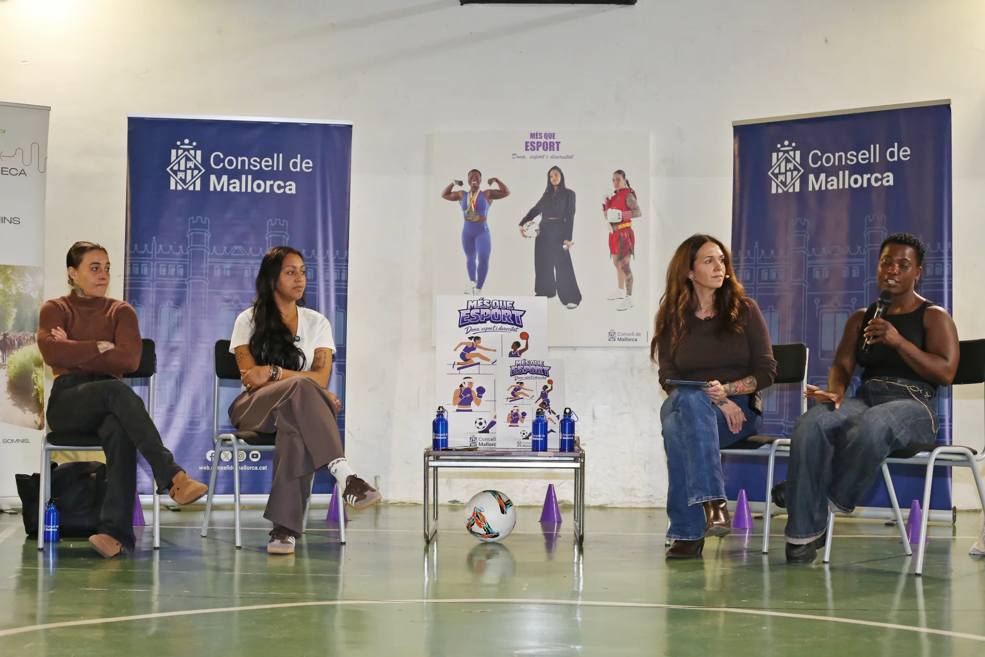 La historia de tres mujeres deportistas llega a 200 jóvenes con la conferencia «Dones, esport i diversitat» del Consell de Mallorca
