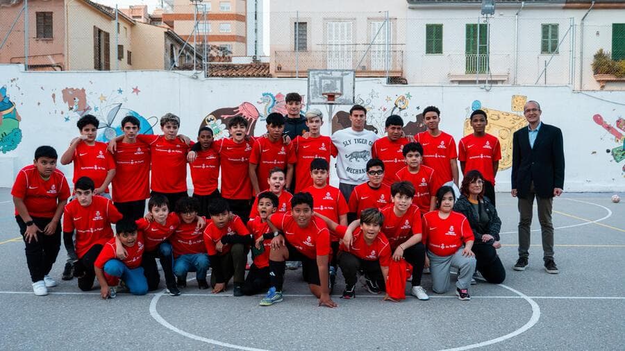 Javi Llabrés apadrina los barrios de Son Roca y Serralta con las escuelas de la Fundació Reial Mallorca