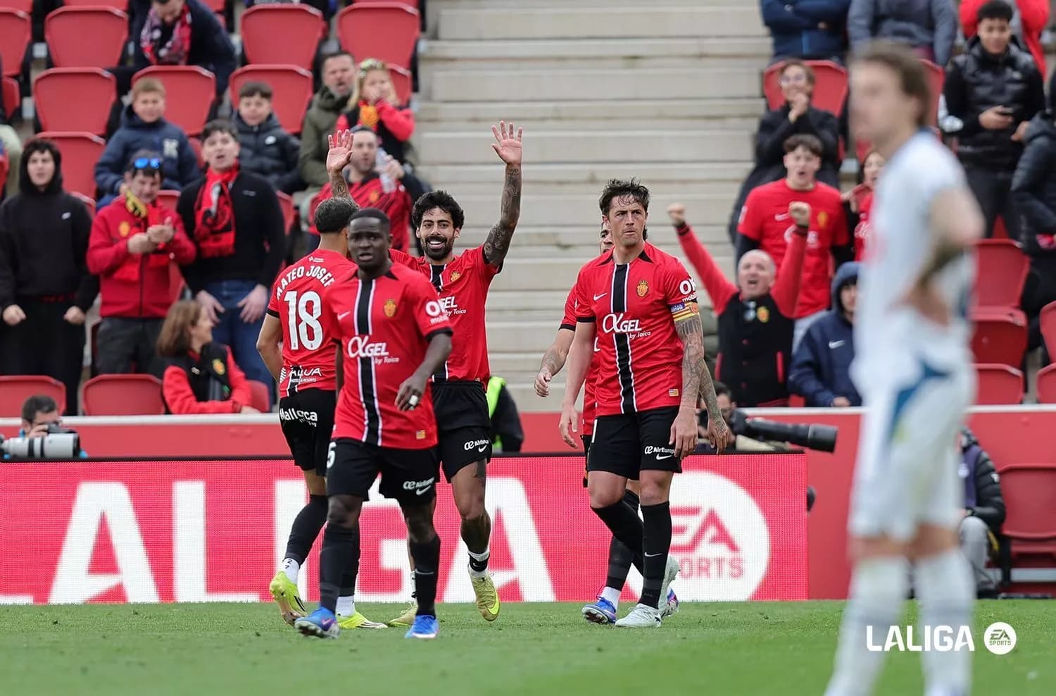 El Mallorca remonta ante el Espanyol (2-1) y sale del descenso