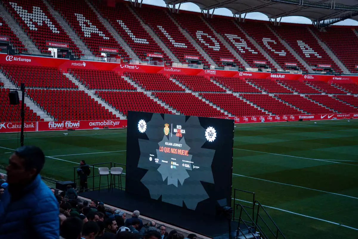 Kilian Jornet reúne a más de 2.000 personas en el Estadi Mallorca Son Moix en un encuentro solidario del RCD Mallorca Business Club