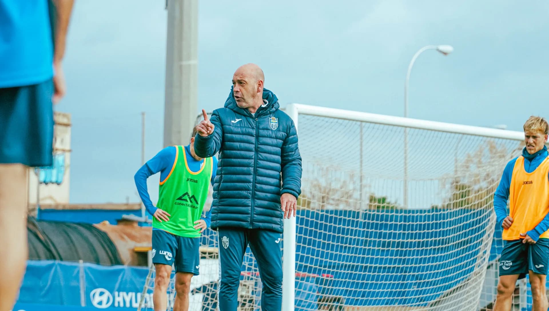 Luis Blanco : «Nos enfrentamos a un rival que se juega el play-off y nosotros queremos mantener la segunda plaza, que es muy importante. ”