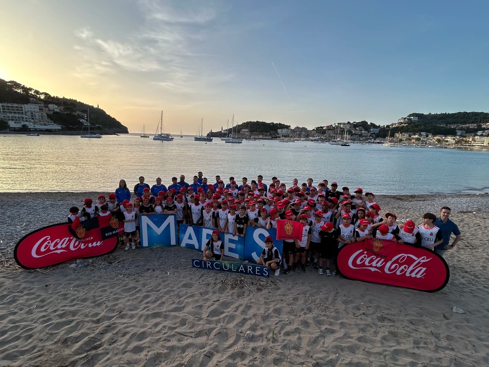 El RCD Mallorca y Coca-Cola refuerzan su compromiso medioambiental con una nueva acción de Mares Circulares