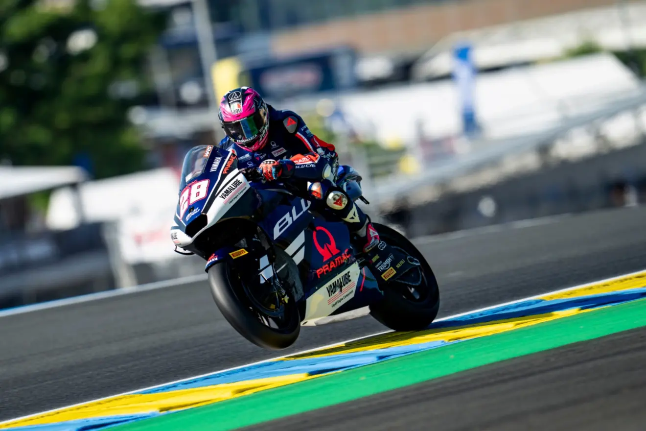 Izan Guevara reina en la locura Le Mans y mete presión al liderato de Moto2