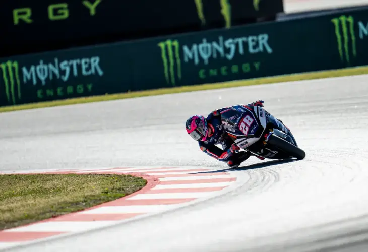 Izan Guevara vuelve al podio y se afianza en la pelea por el Mundial de Moto2