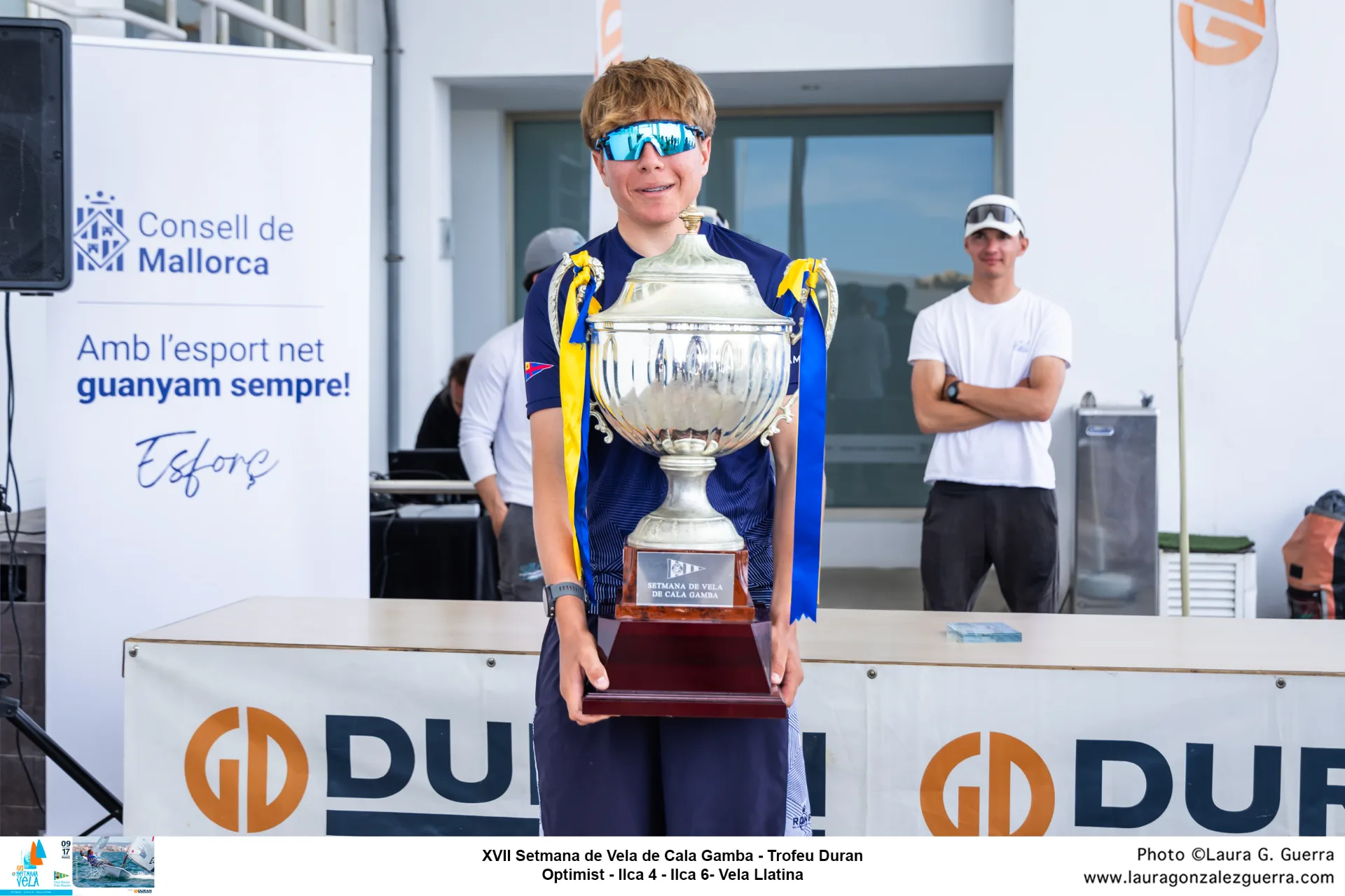 Nikko Palou levanta la copa de la XVII Setmana de la Vela - Trofeu DURAN
