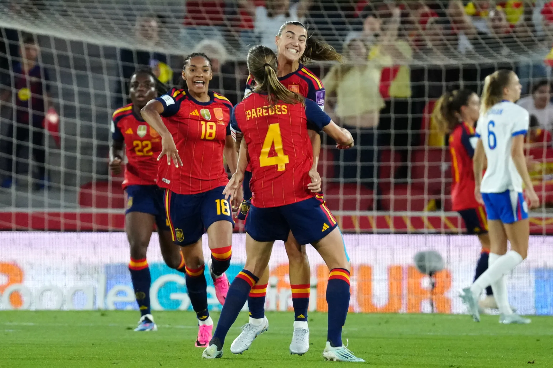 Son Moix se rinde a España y a sus cuatro mallorquinas