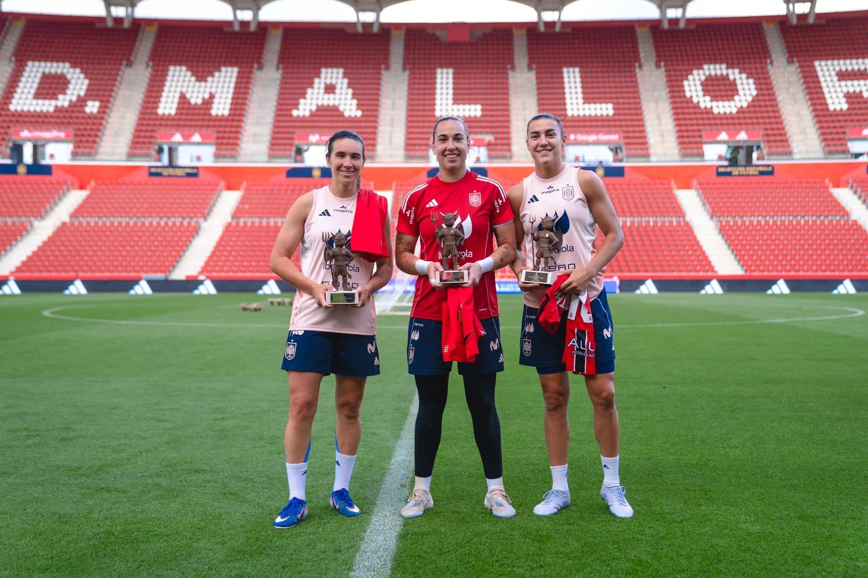 El RCD Mallorca entrega el ‘Dimoni d’Honor’ a Cata Coll, Mariona Caldentey y Patri Guijarro