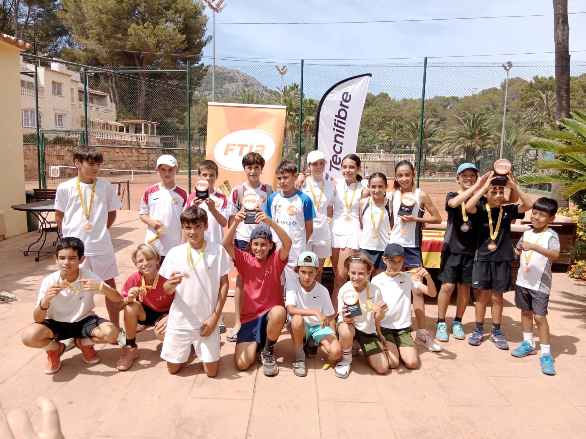 Paguera corona a los nuevos campeones baleares por equipos de tenis base
