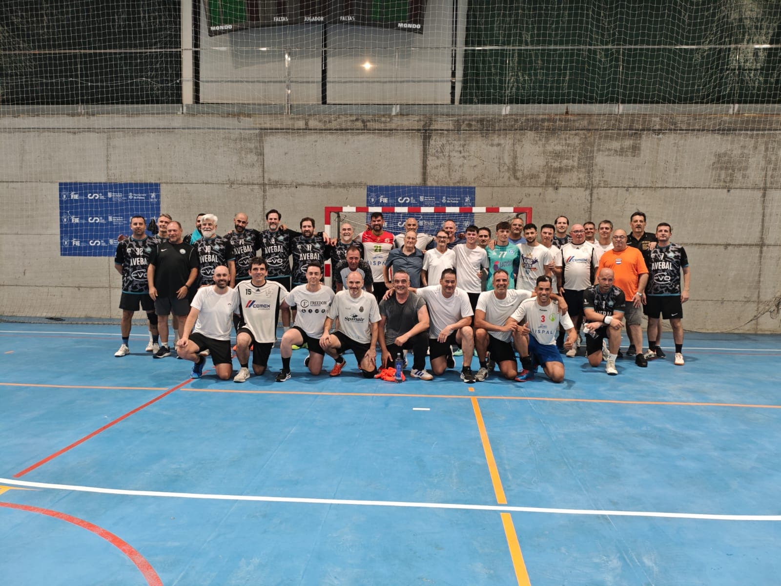 El balonmano mallorquín rinde homenaje a Fernando Pastor