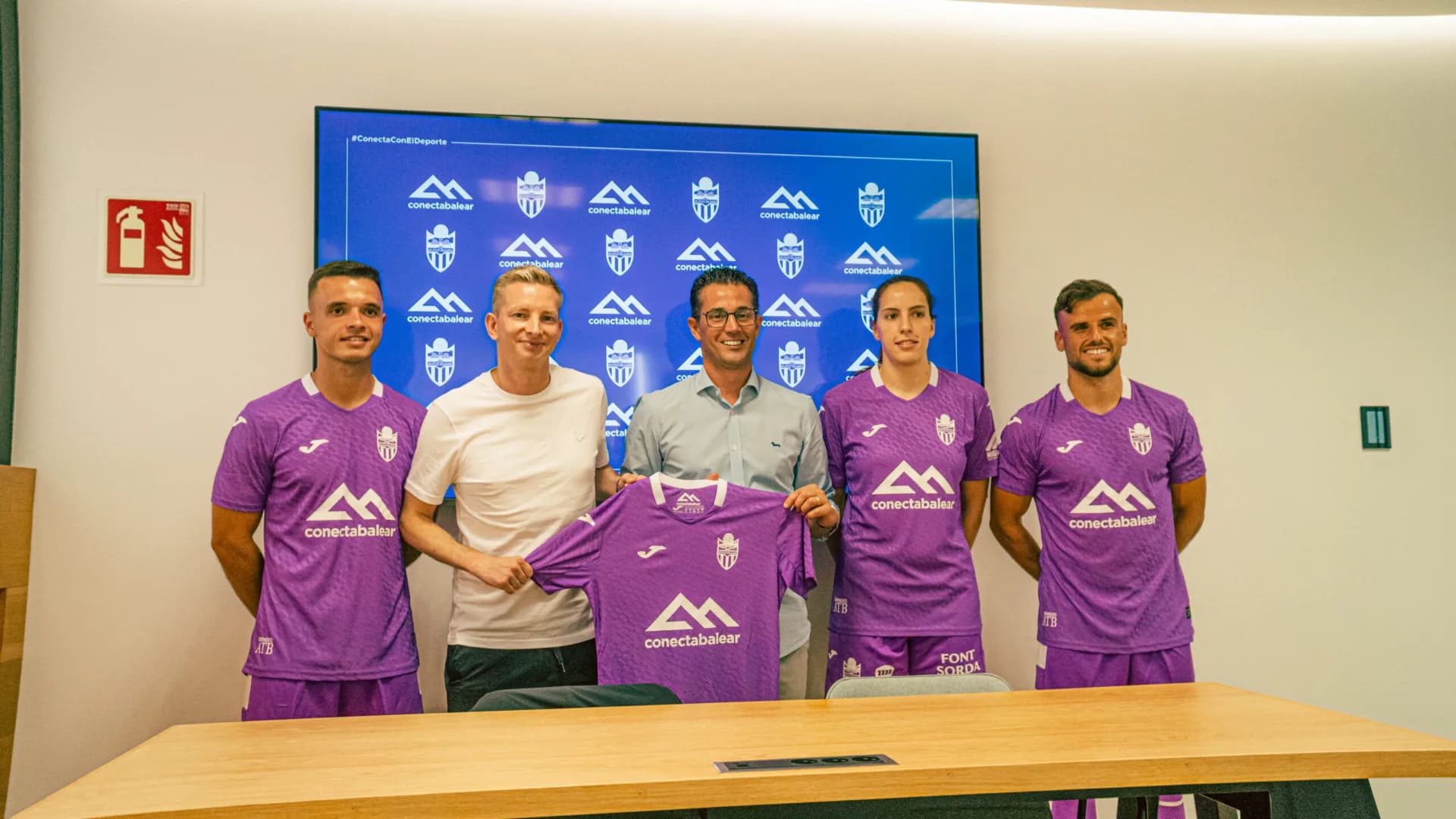 El CD Atlético Baleares presenta su segunda equipación y renueva dos años más con ConectaBalear