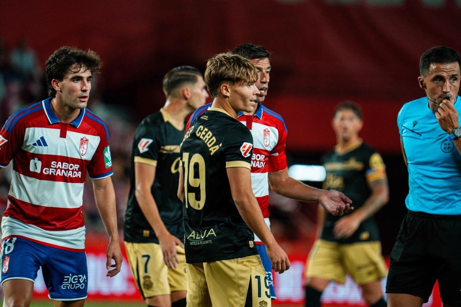 Polémico gol del Granada al Mallorca: "El arbitro pita y los jugadores se paran; es inexplicable"