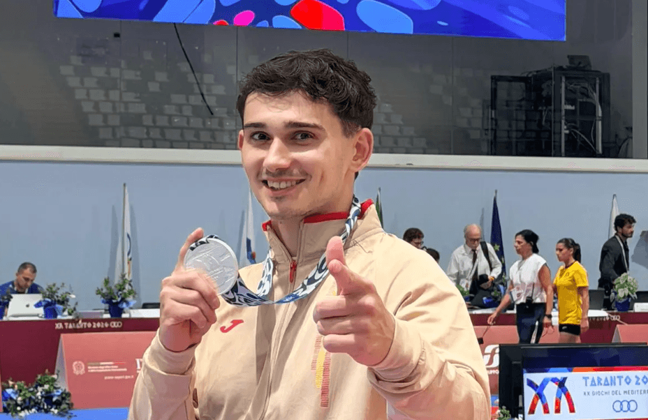 El gimnasta mallorquín Nicolau Mir suma su segunda medalla en Taranto con una plata en el concurso completo