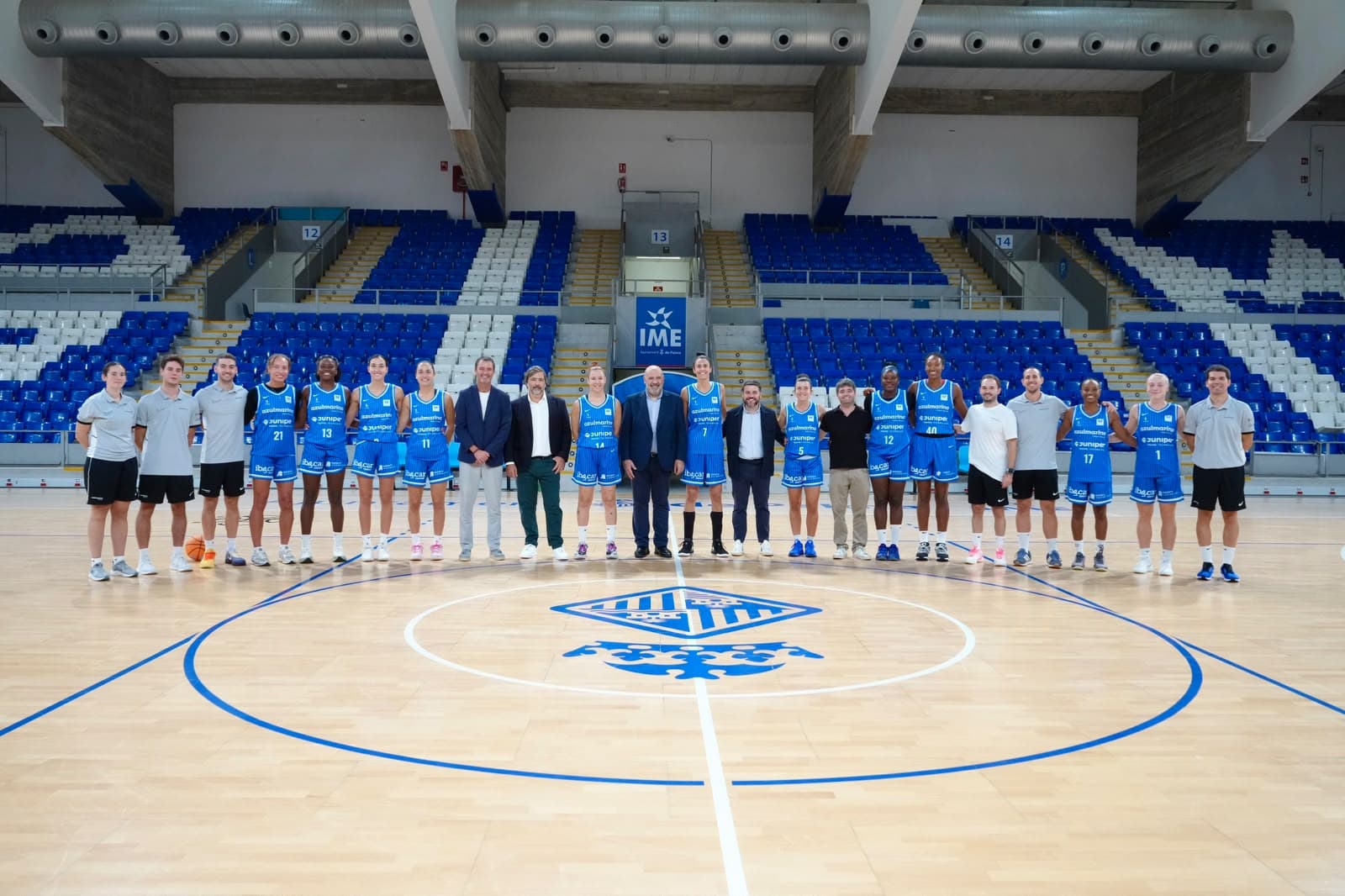 El alcalde, Jaime Martínez Llabrés, visita al Azulmarino Palma ante el inicio de su primera temporada en la Liga Femenina Endesa