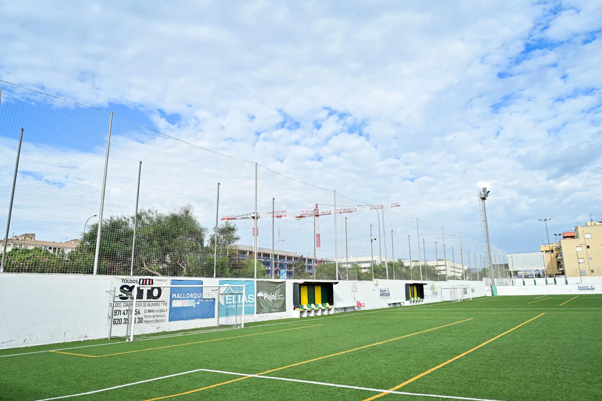 El IME mejora el sistema de riego de seis campos de fútbol municipales y completa la renovación de 2.193 m² de redes de protección